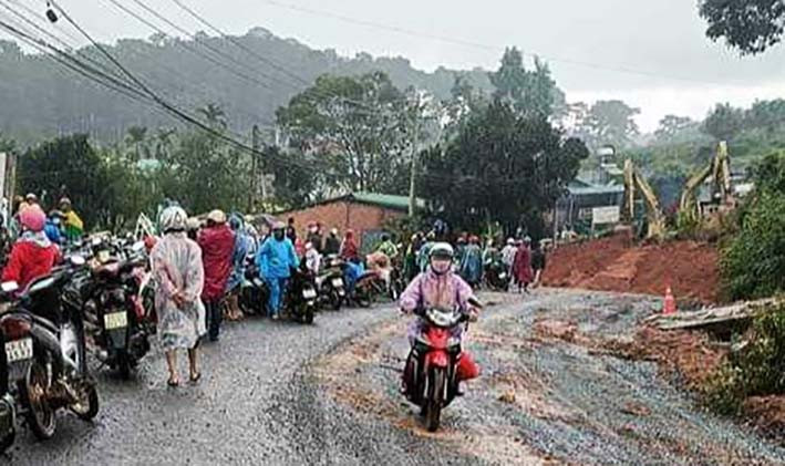 Đất đá tràn ra đường