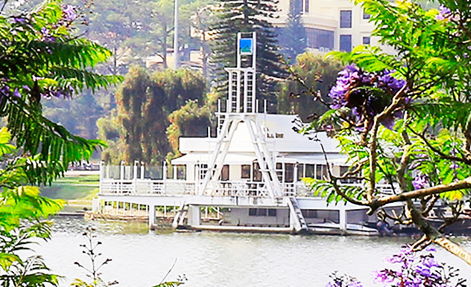 Nhà hàng Thủy Tạ.