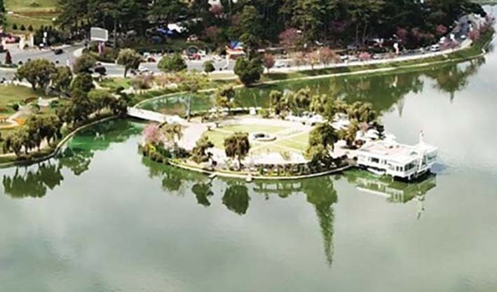 Ốc đảo Thủy Tạ trên hồ Xuân Hương.