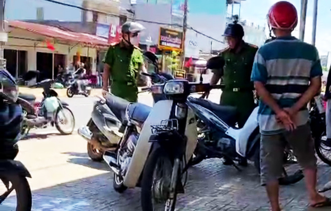 Công an đến hiện trường điều tra vụ án