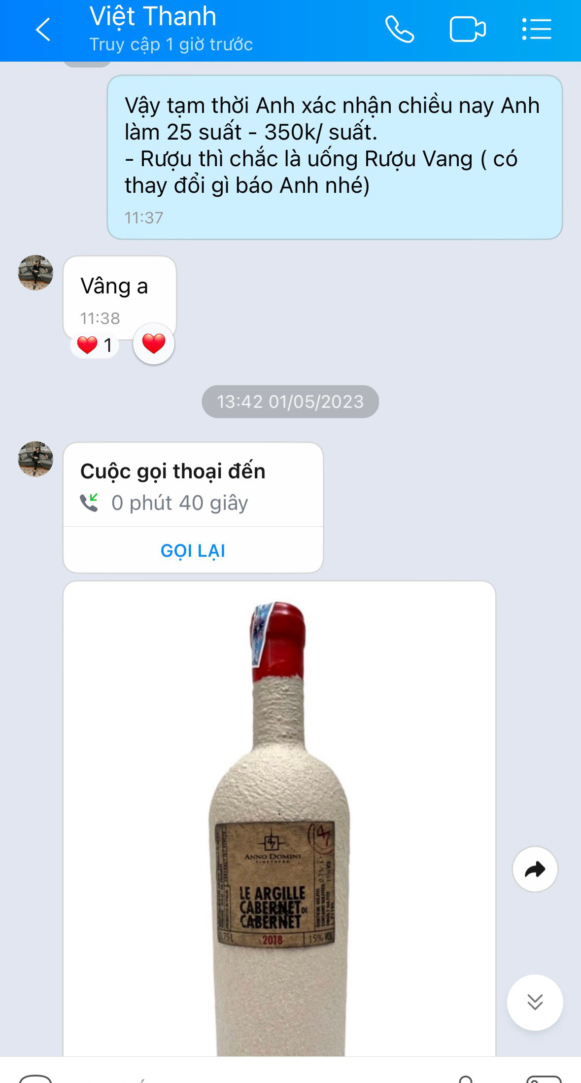 Thanh gửi hình chai rượu, đề nghị nhà hàng chuẩn bị loại rượu này cho bữa tiệc