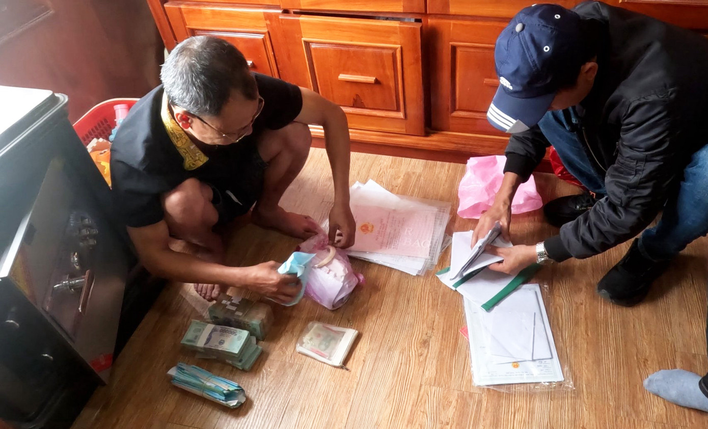 Đối tượng C.Đ.T. (bên trái) tại thời điểm bị bắt quả tang tổ chức đánh bạc