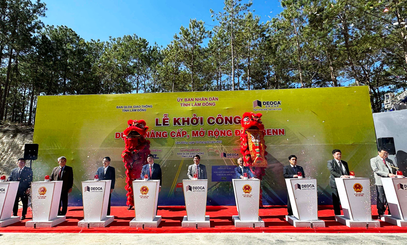 Các đại biểu bấm nút khởi công dự án mở rộng đèo Prenn Các đại biểu bấm nút khởi công dự án mở rộng đèo Prenn