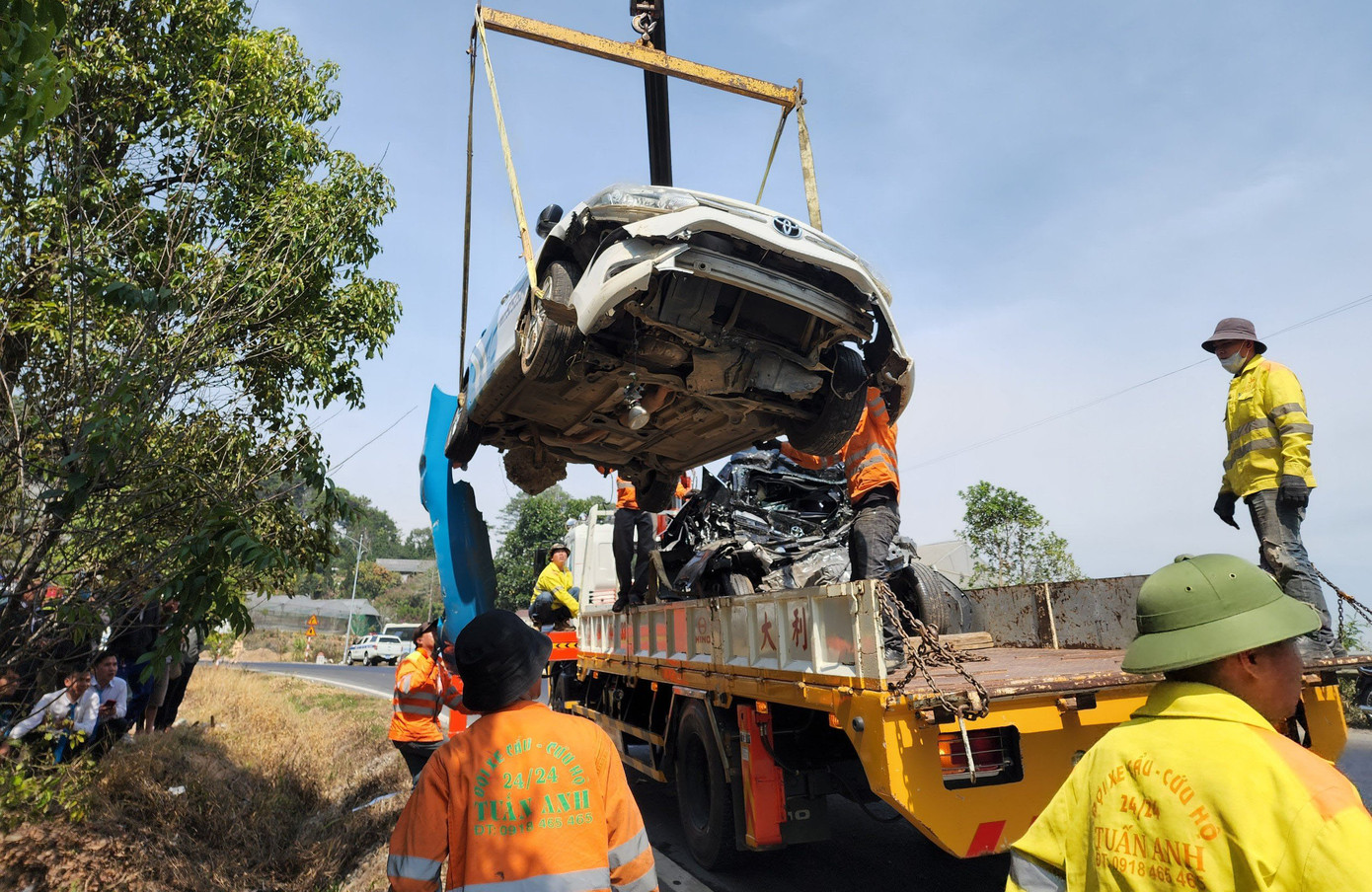 Cứu hộ các xe bị tai nạn