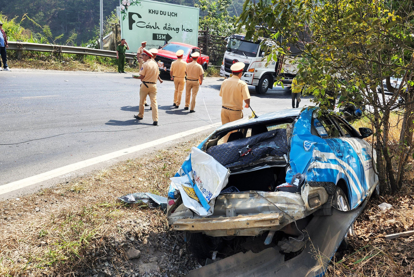 Taxi bị tông biến dạng