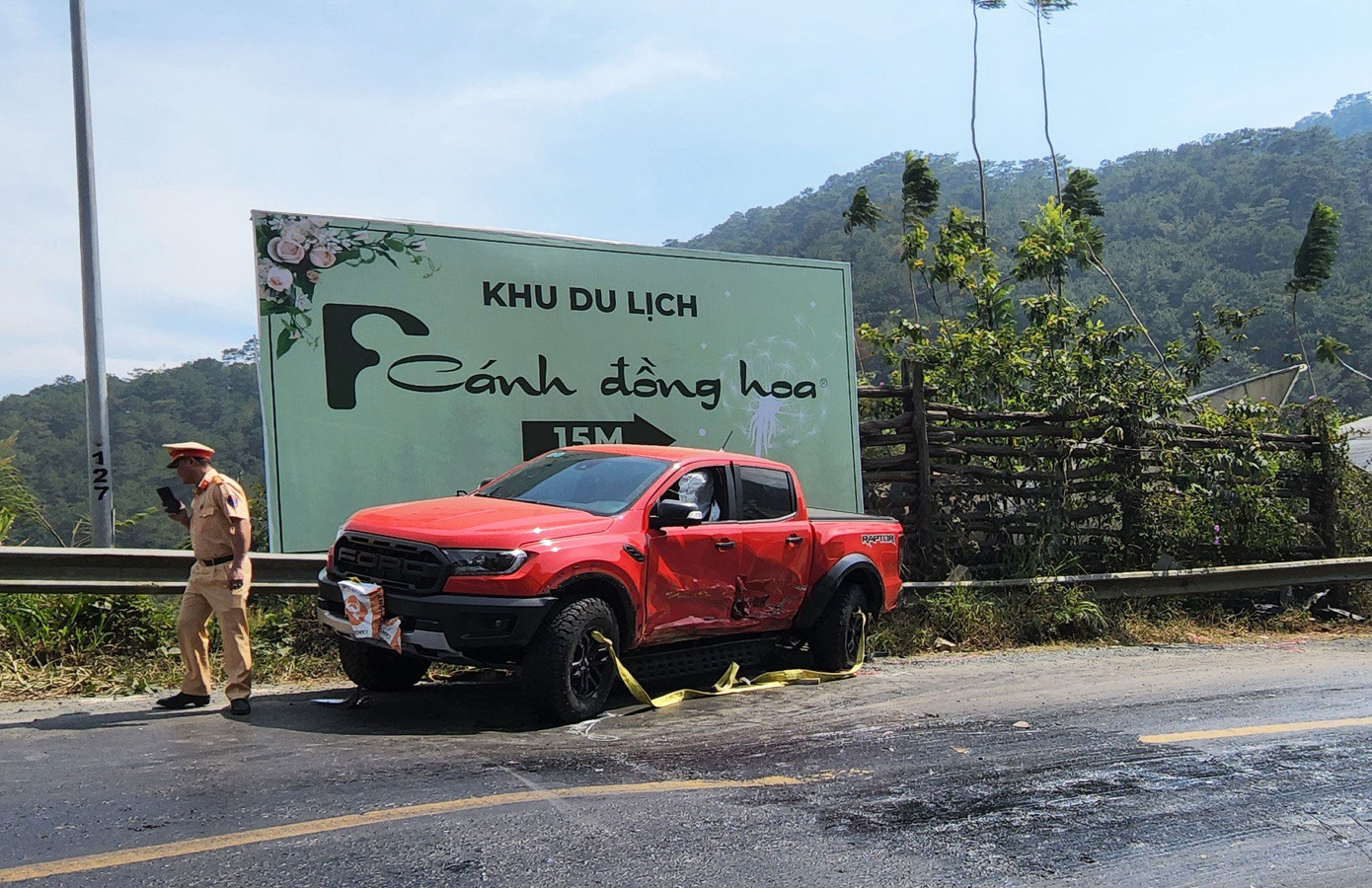 Xe bán tải bị hư hỏng