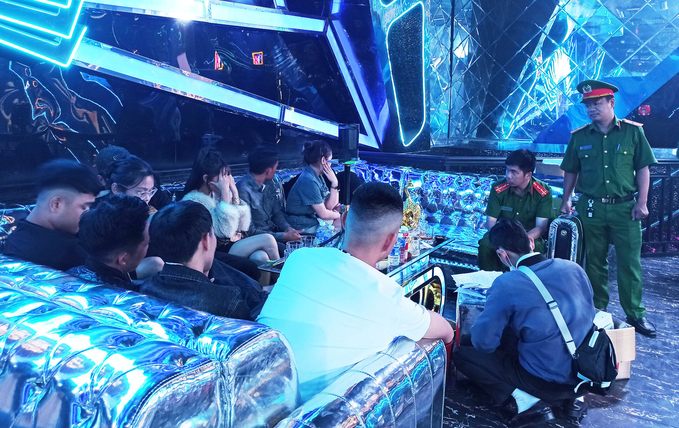 Công an đột kích phát hiện nhiều đối tượng dương tính với ma túy ở quán bar Dahlia Công an đột kích phát hiện nhiều đối tượng dương tính với ma túy ở quán bar Dahlia