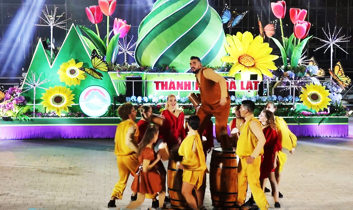 Xe diễu hành mang biểu tượng một số loại hoa đặc trưng của thành phố hoa.