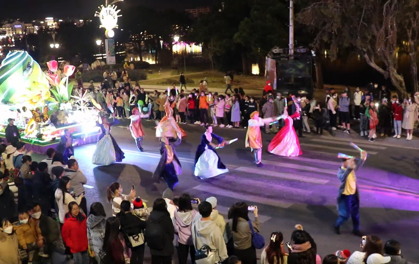 Người dân Đà lạt và du khách cổ vũ các nghệ sĩ đang biểu diễn trên đường phố.