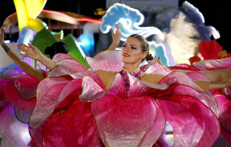 Trang phục cách điệu đóa hoa ly.