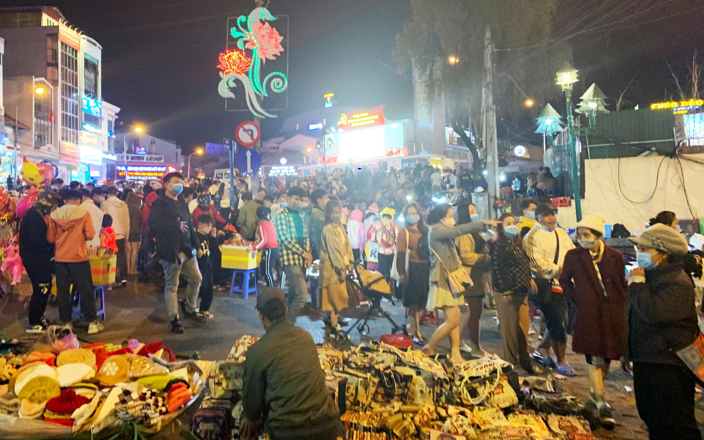 Khu Hòa Bình thu hút rất đông du khách dịp nghỉ lễ