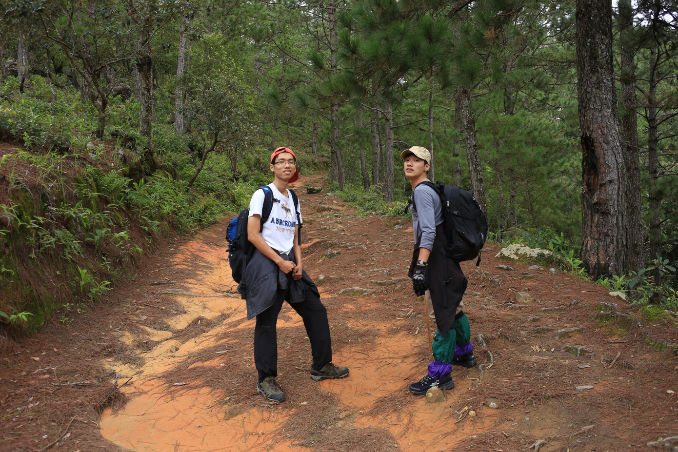 Các bạn trẻ leo núi Lang Biang