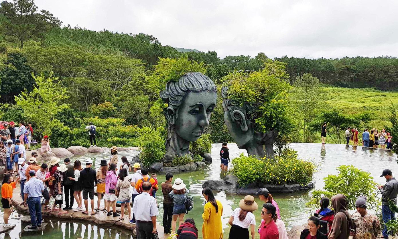 Du khách xếp hàng chờ đến lượt để check in tại hồ Thủy quái