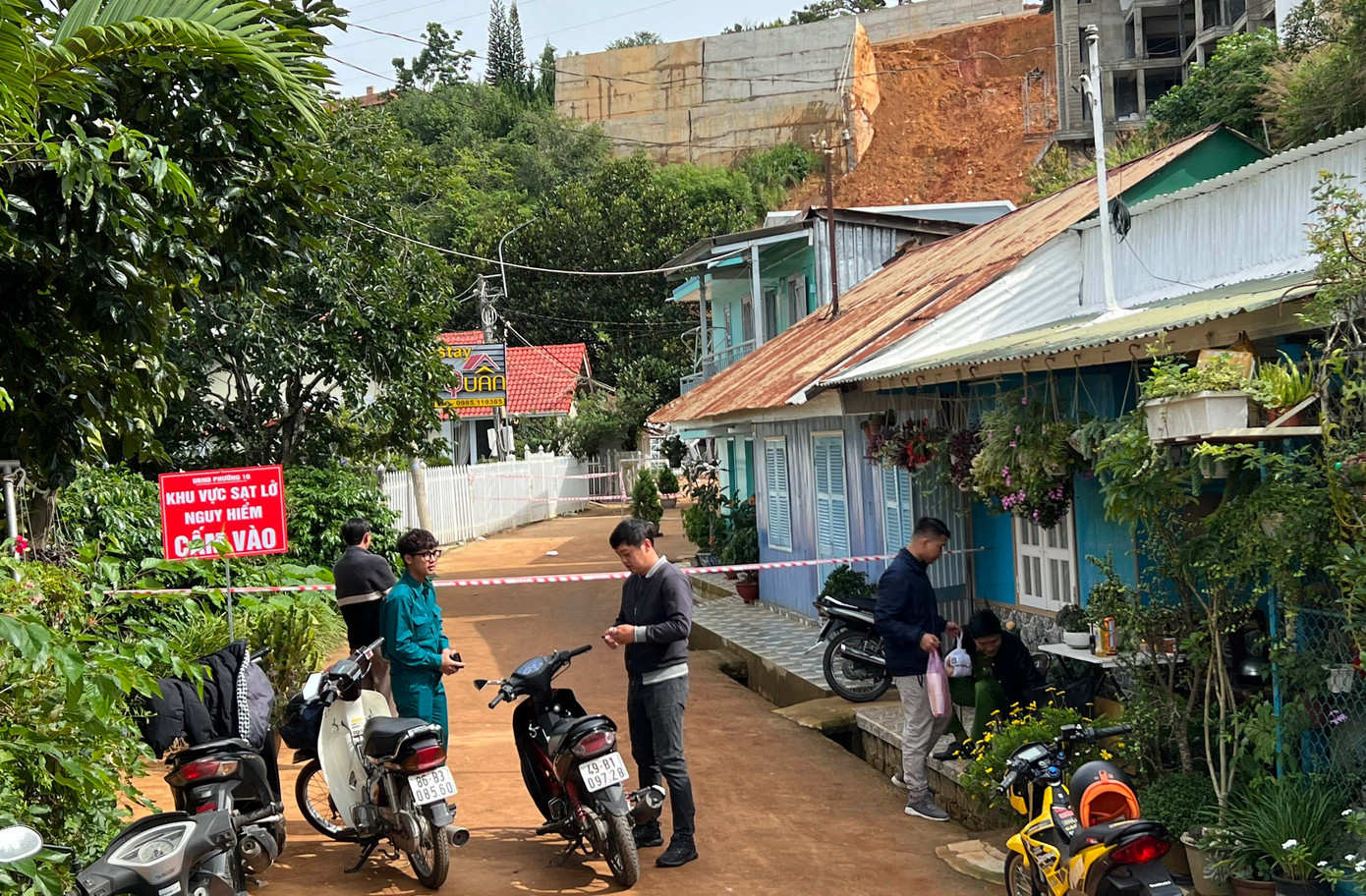 Cảnh báo người dân không được vào khu vực sạt lở - Ảnh: Tuấn Nguyễn Cảnh báo người dân không được vào khu vực sạt lở - Ảnh: Tuấn Nguyễn