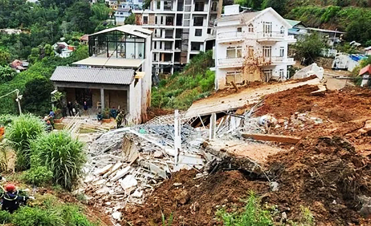 Cảnh tan hoang sau vụ sạt lở