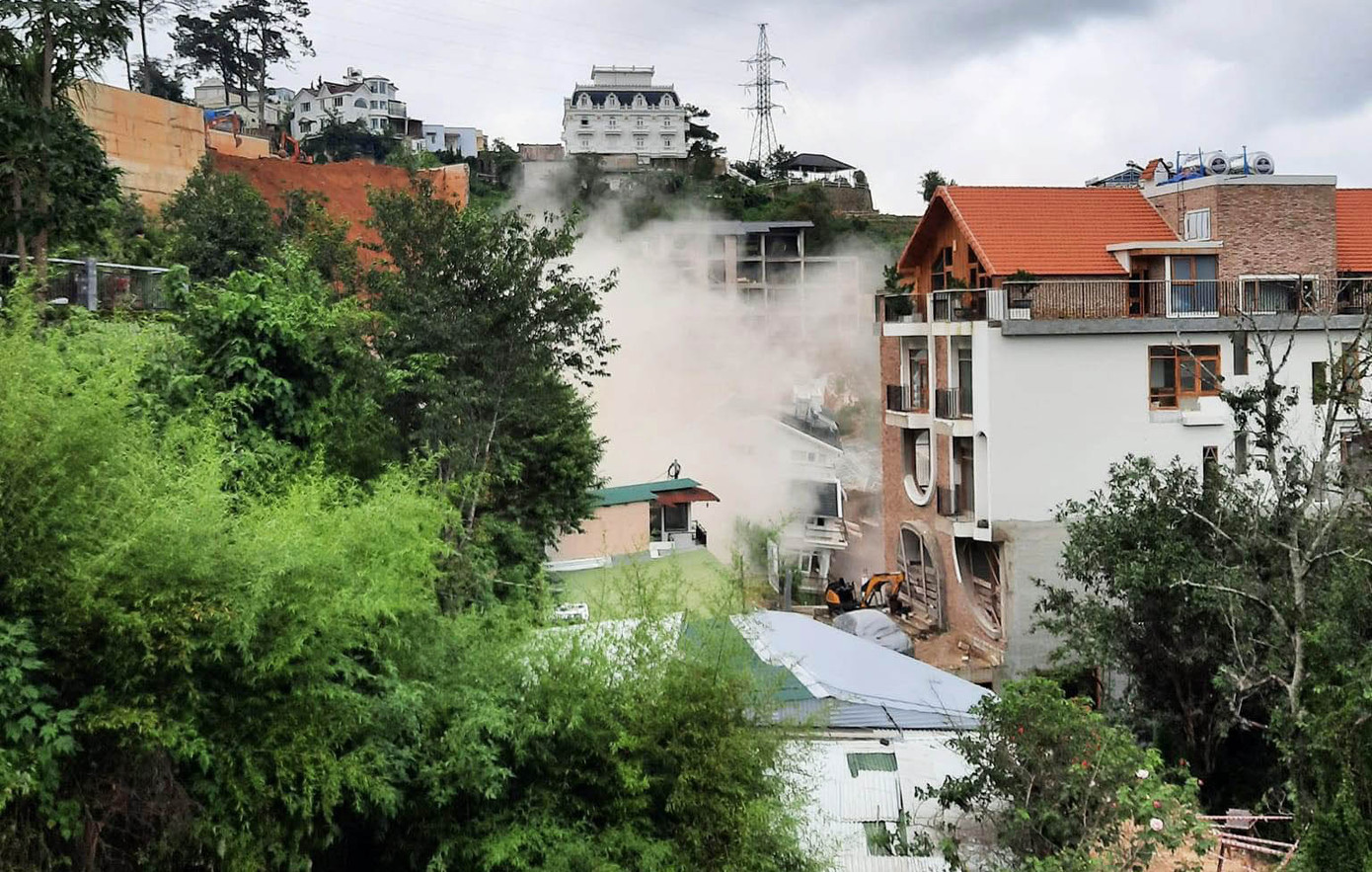 Bụi đá bắn tung tóe khi đoạn ta luy bị đánh sập Bụi đá bắn tung tóe khi đoạn ta luy bị đánh sập