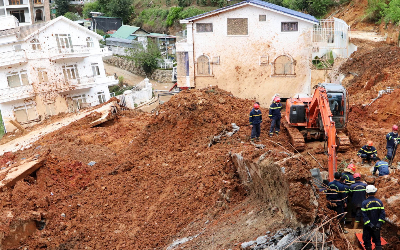 Tìm kiếm 2 người bị vùi lấp trong vụ sạt lở