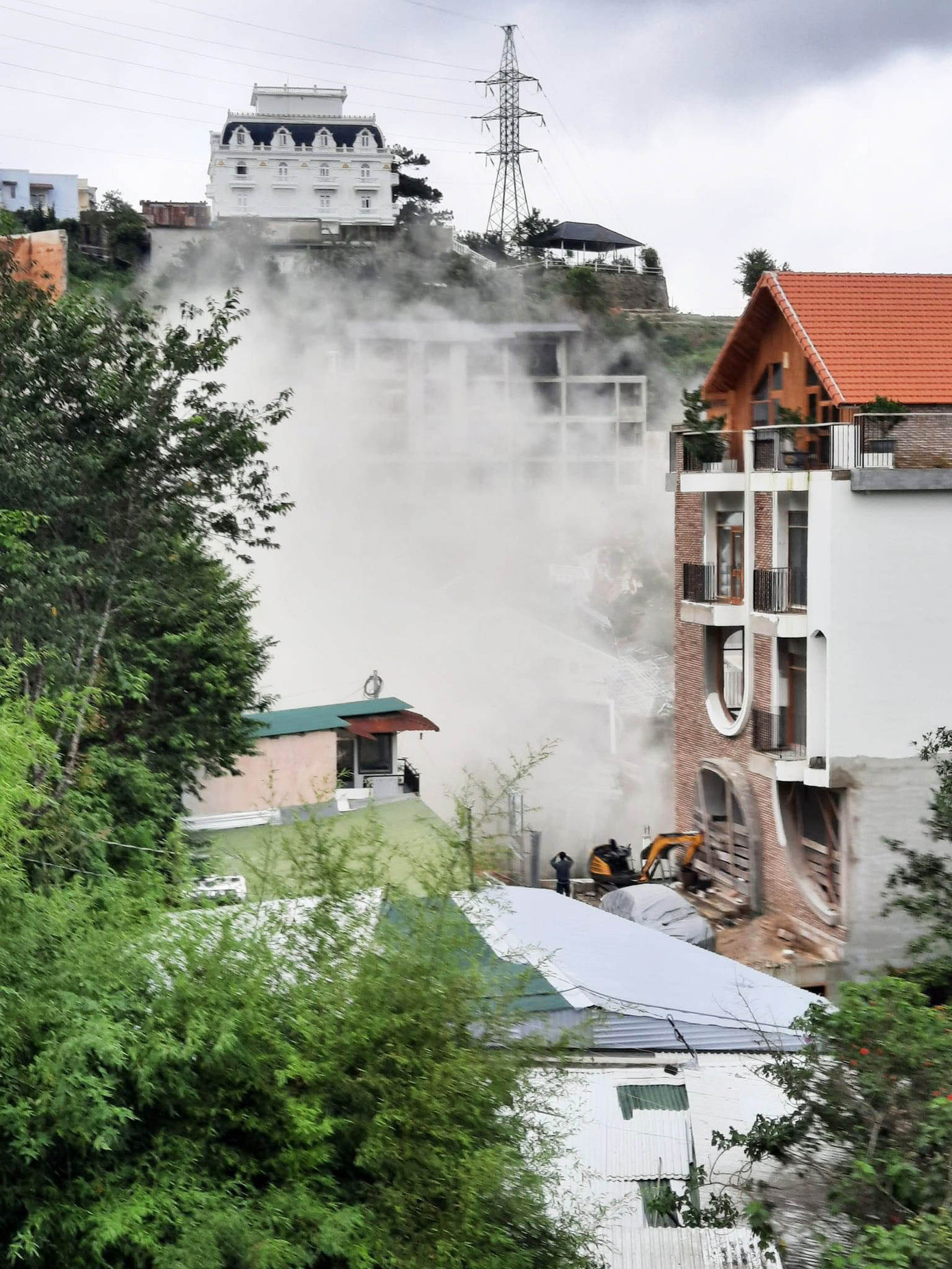 Vụ sạt lở kinh hoàng ở Đà Lạt: Chủ động đánh sập đoạn ta luy tiếp giáp ảnh 2 Vụ sạt lở kinh hoàng ở Đà Lạt: Chủ động đánh sập đoạn ta luy tiếp giáp ảnh 2