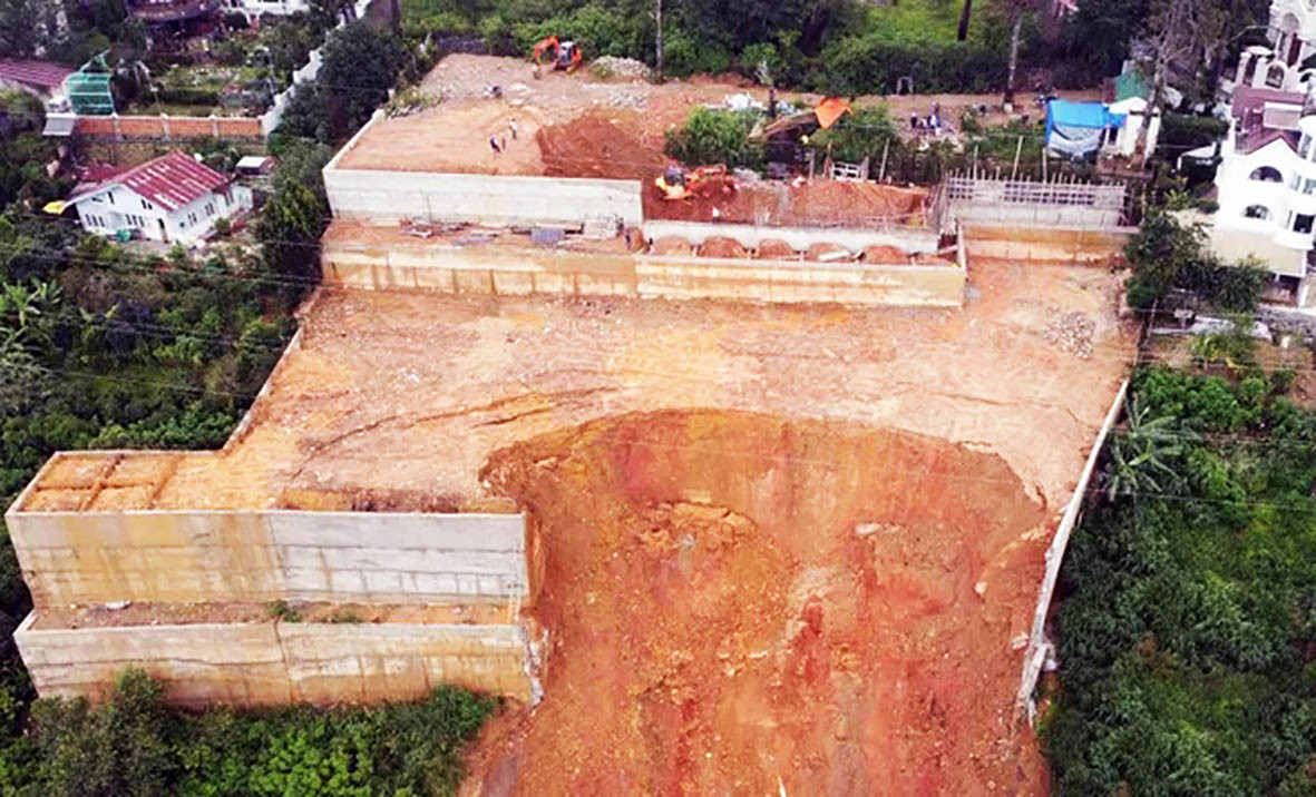 Một phần ta luy chắn đất bị đổ sập