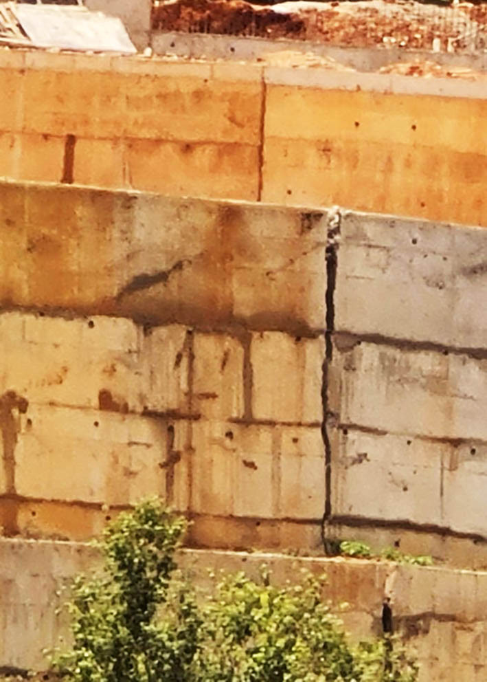 Một số vết nứt trên đoạn ta luy còn lại