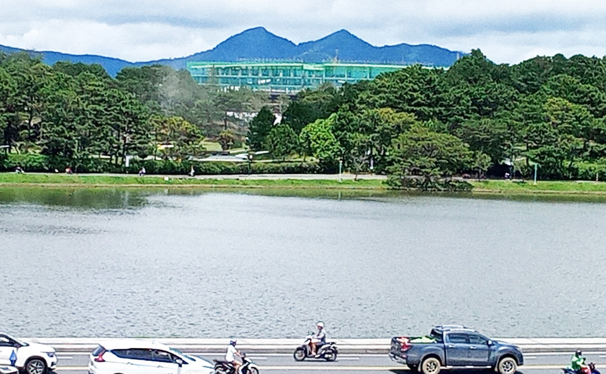 Tòa nhà câu lạc bộ golf che chắn tầm nhìn về núi Lang Biang