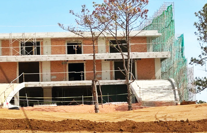 Một góc cảnh công trình vi phạm về xây dựng trên Đồi Cù Một góc cảnh công trình vi phạm về xây dựng trên Đồi Cù