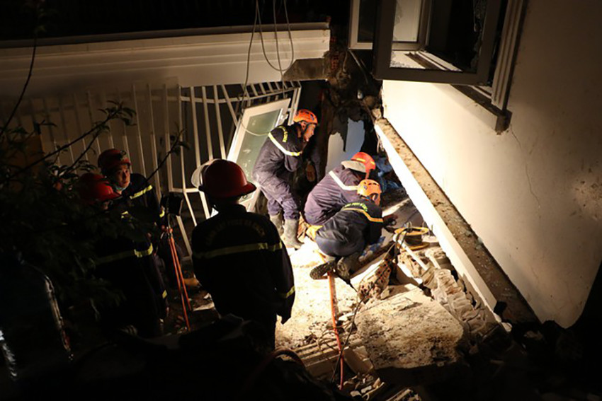 Việc cứu hộ rất khó khăn, nguy hiểm Việc cứu hộ rất khó khăn, nguy hiểm