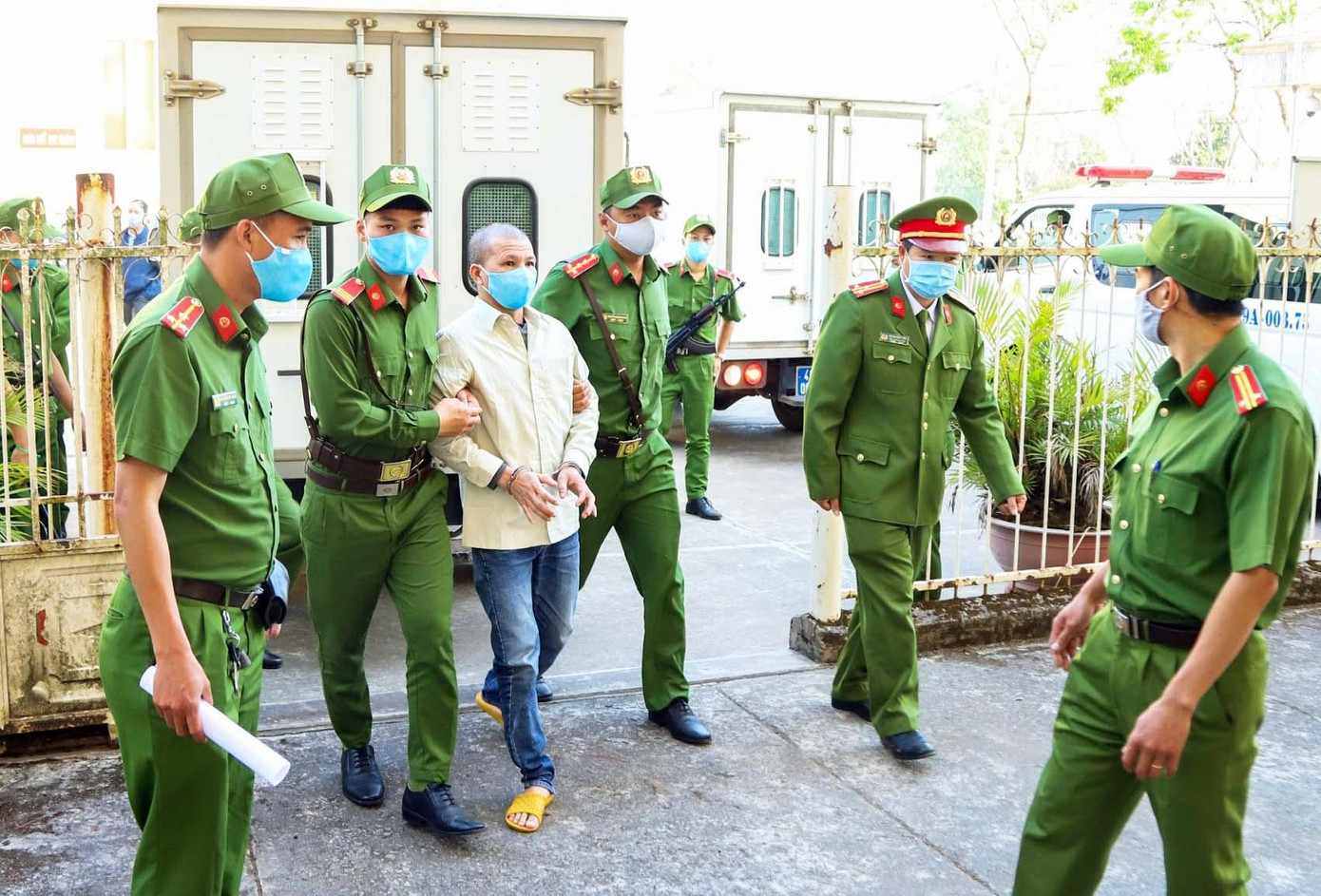 Đưa bị cáo vào phòng xử án