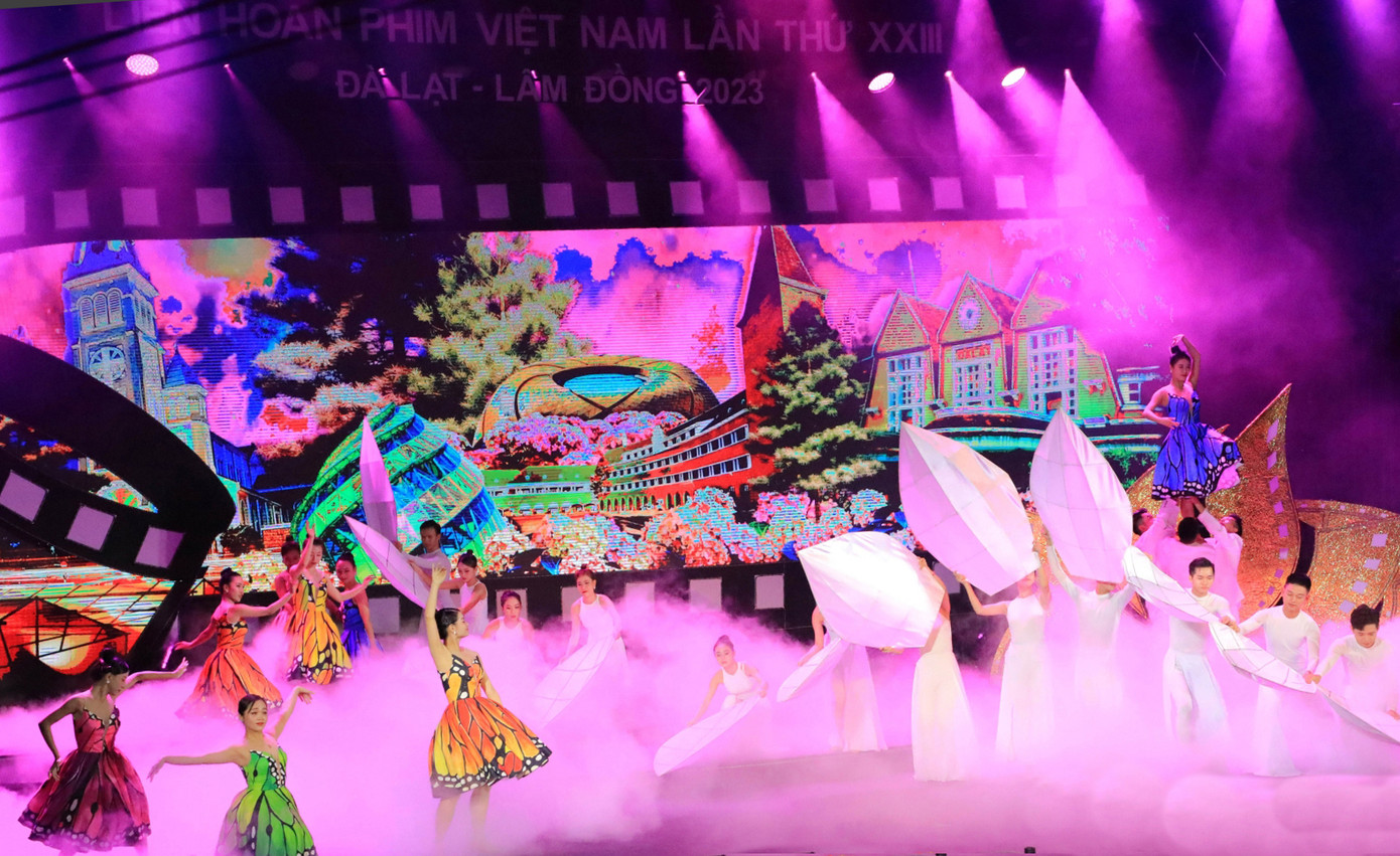 Những công trình kiến trúc đẹp của Đà Lạt làm phông nền cho sân khấu của Liên hoan phim