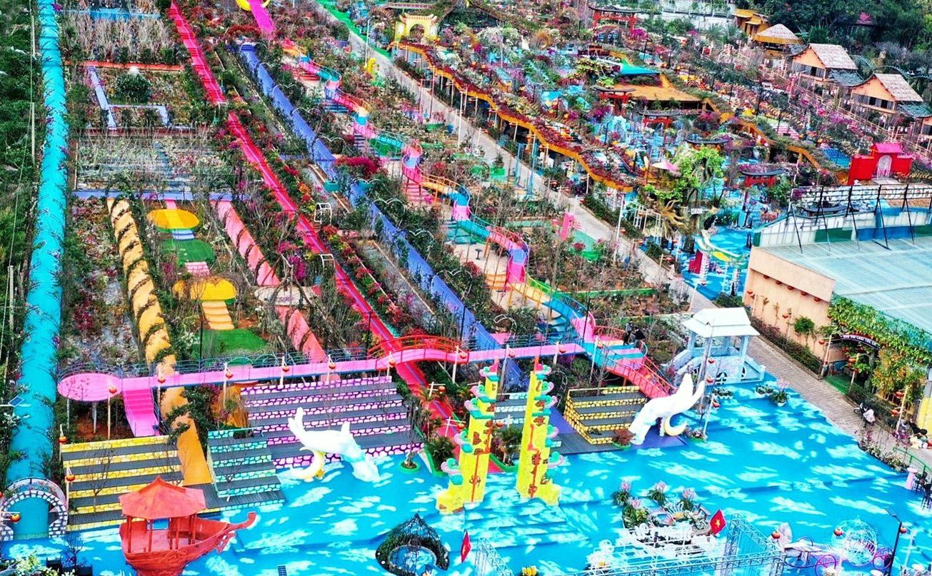 Vườn Thượng uyển bay với màu sắc lòe loẹt