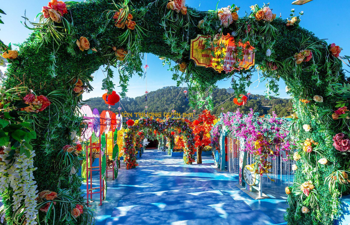 Vườn dày đặc cây, hoa, lá bằng nhựa và ni lông