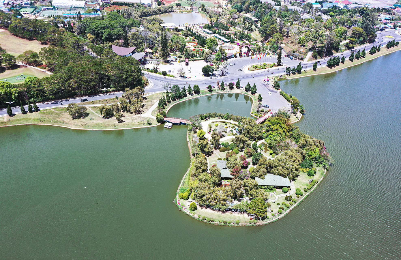 Ốc đảo Bích Câu. Ảnh: Võ Trang