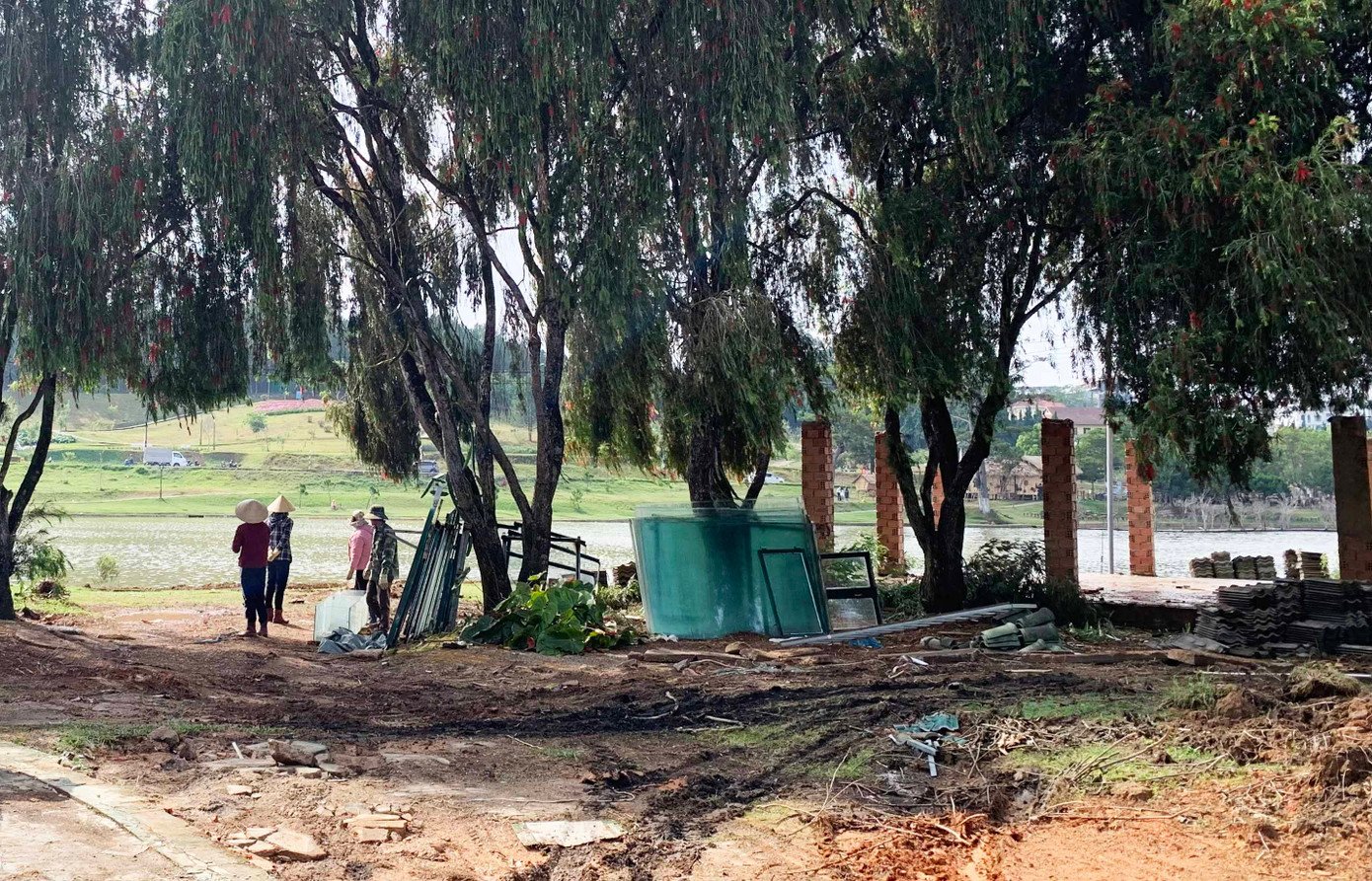 Nhiều người thu dọn vật liệu trên đảo Bích Câu