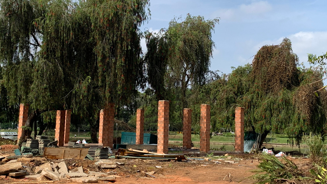 Trên đảo vẫn còn những trụ bê tông, vật liệu...