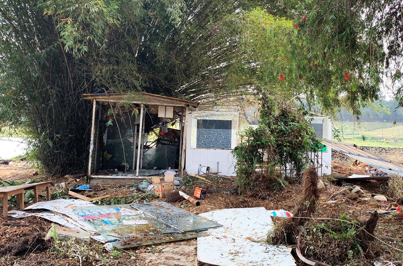 Chủ kinh doanh quán cà phê chưa tháo dỡ hết các công trình xây dựng