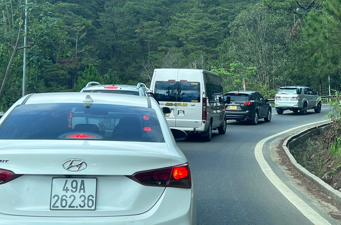 Xe cộ nối đuôi nhau trên đèo Mimosa