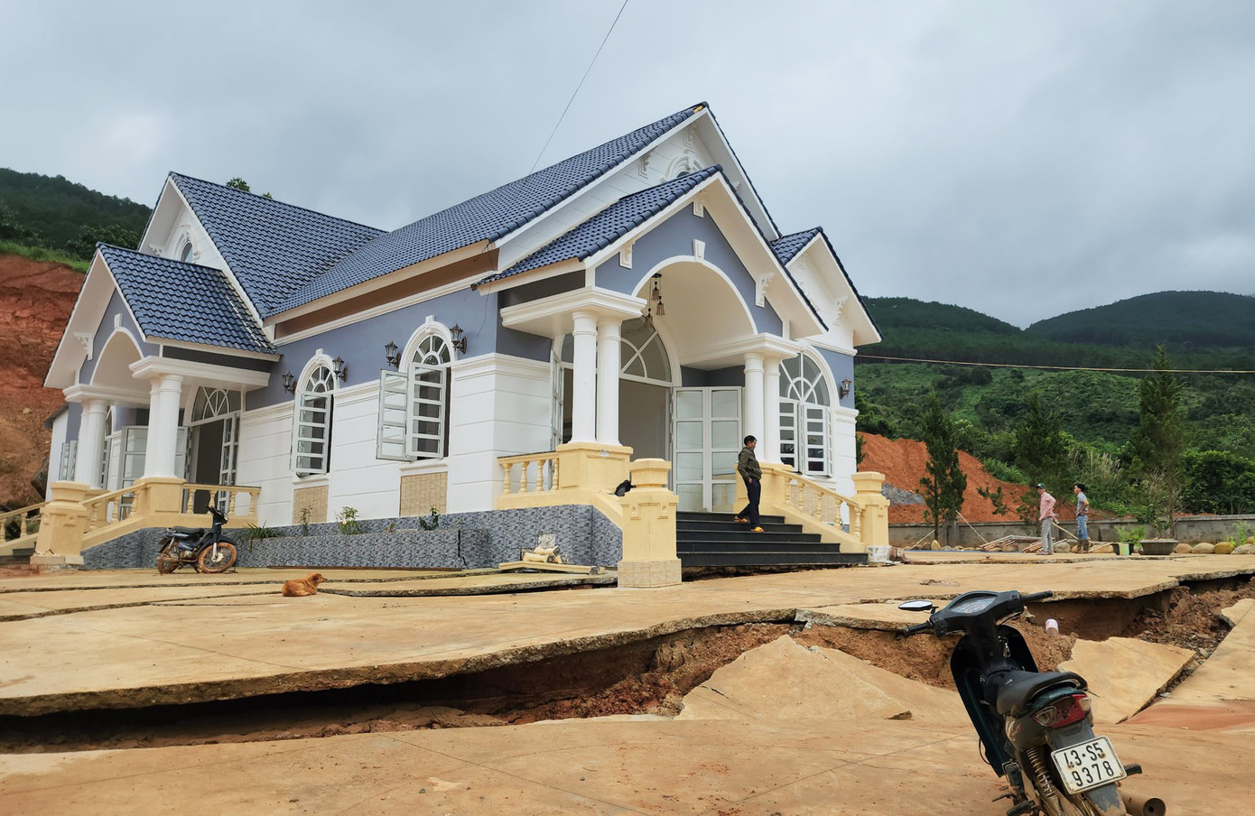 Hàng loạt vết nứt lớn khiến căn nhà có nguy cơ sụp đổ