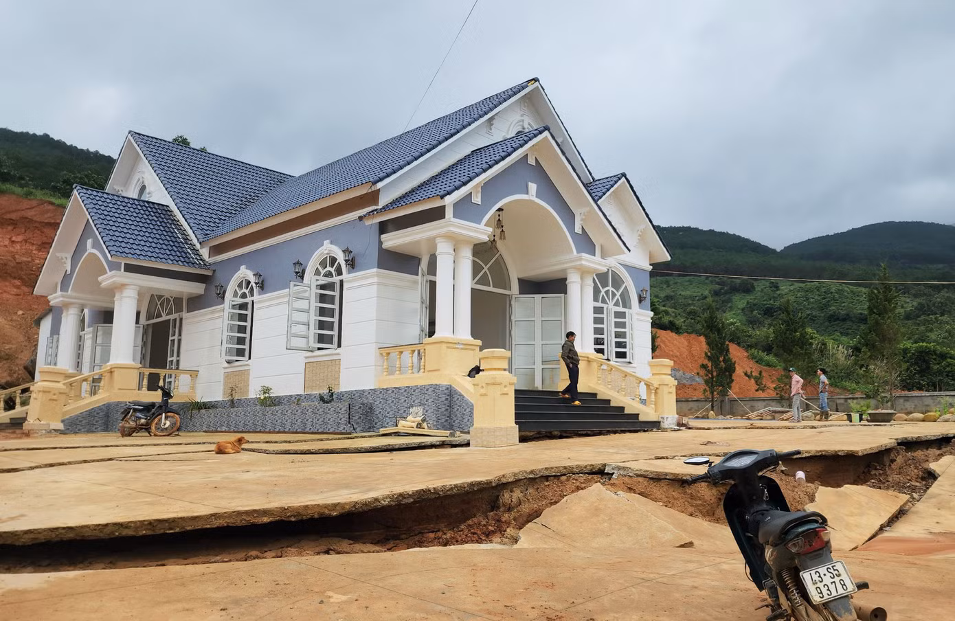 Hàng loạt vết nứt lớn khiến căn nhà có nguy cơ sụp đổ