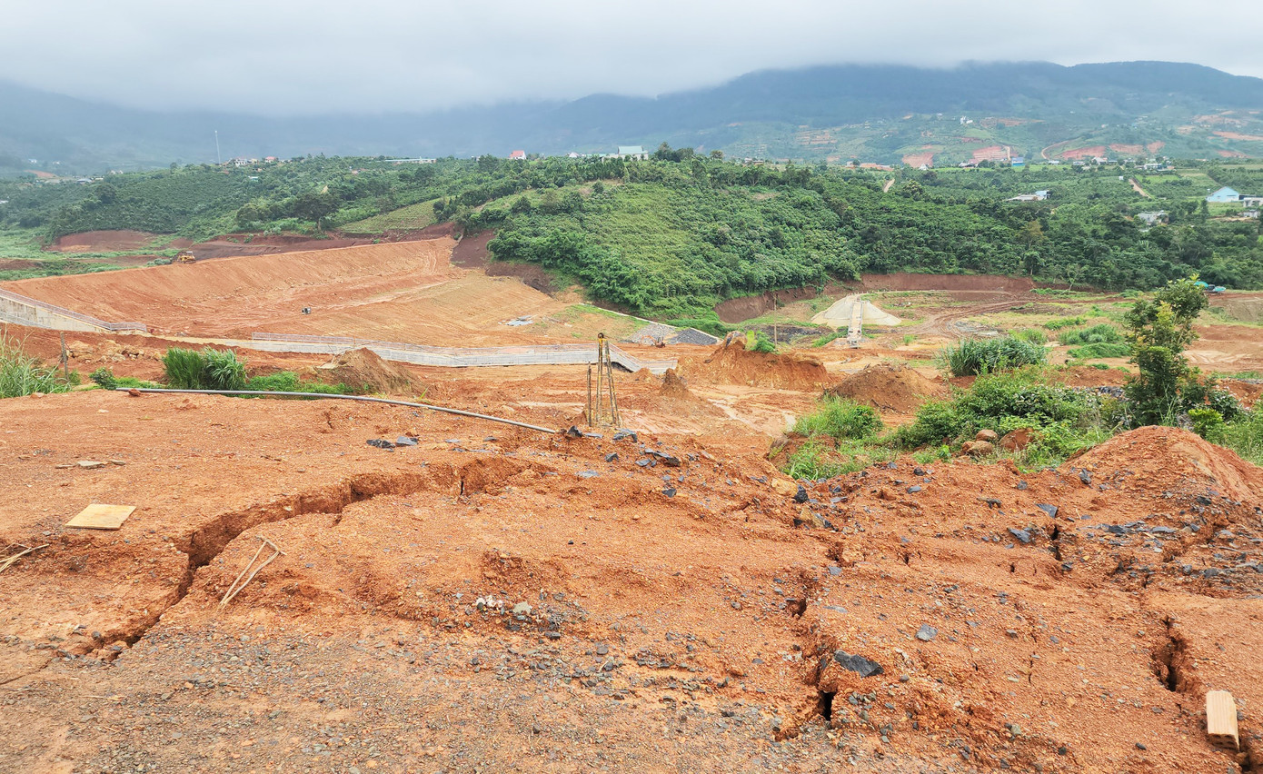 Nhiều vết nứt xuất hiện trên diện tích rộng lớn