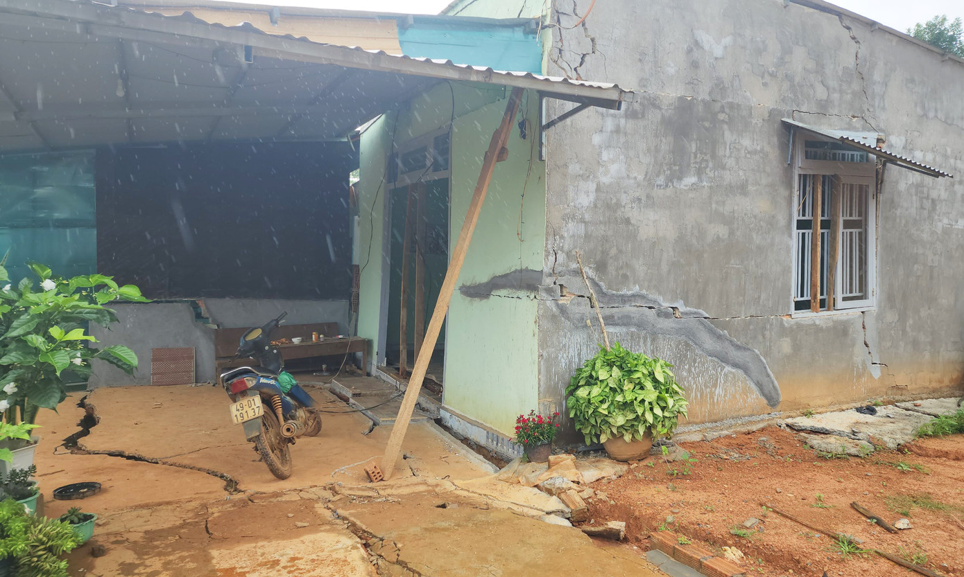 Mặt đất, tường nhà nứt toác nhiều chỗ, móng nhà bị xê dịch