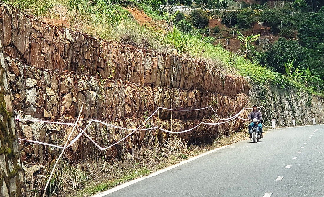 Đoạn ta luy làm bằng rọ đá đã bị dịch chuyển, xiêu vẹo trên đường Hoa Đỗ Quyên