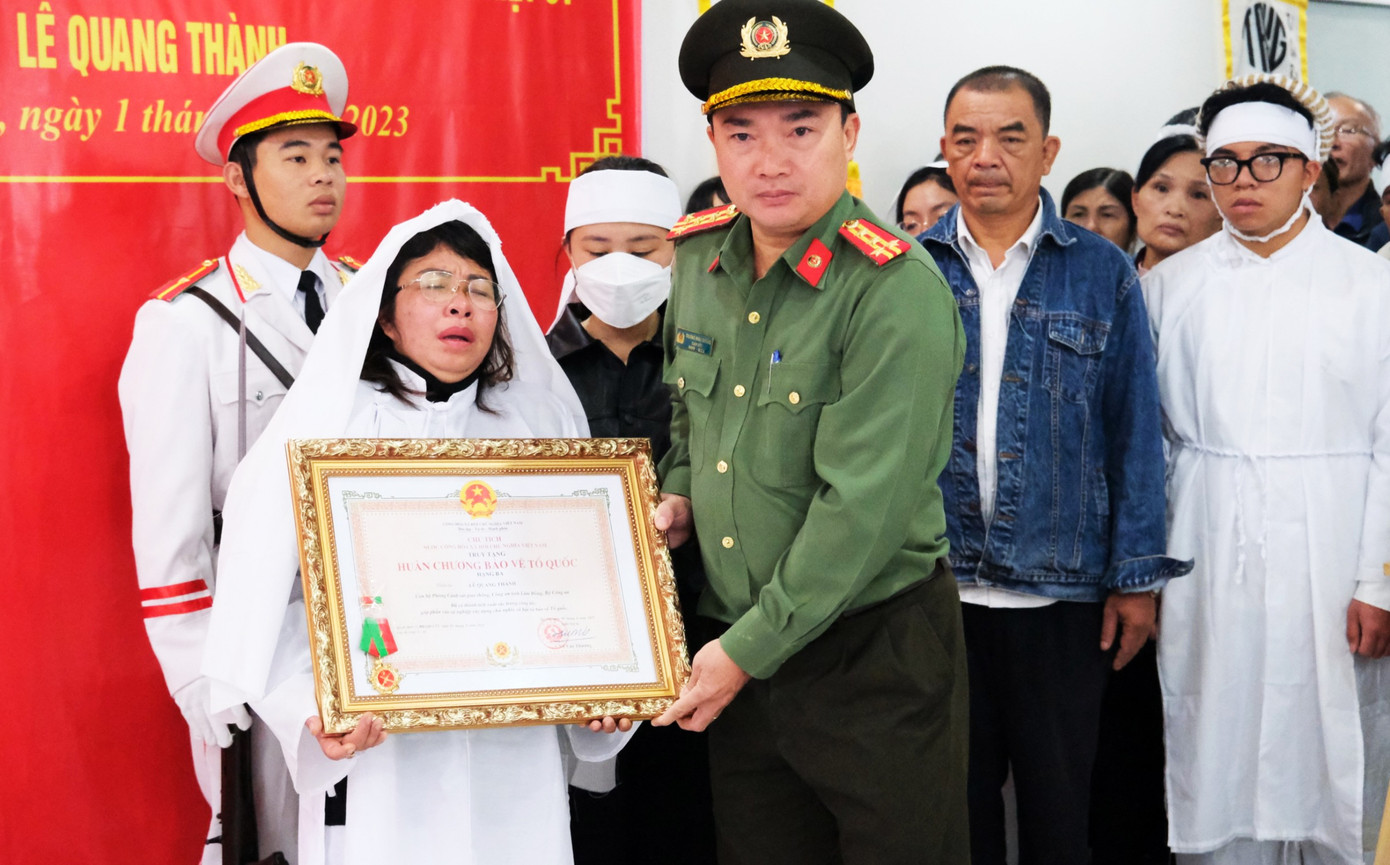 Thừa uỷ quyền của Chủ tịch nước, Đại tá Trương Minh Đương trao Huân chương cho gia đình liệt sĩ Lê Quang Thành Thừa uỷ quyền của Chủ tịch nước, Đại tá Trương Minh Đương trao Huân chương cho gia đình liệt sĩ Lê Quang Thành