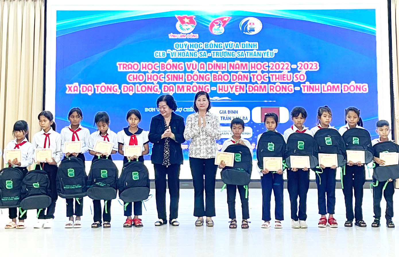 Bà Trương Mỹ Hoa trao học bổng cho học sinh dân tộc thiểu số huyện Đam Rông Bà Trương Mỹ Hoa trao học bổng cho học sinh dân tộc thiểu số huyện Đam Rông