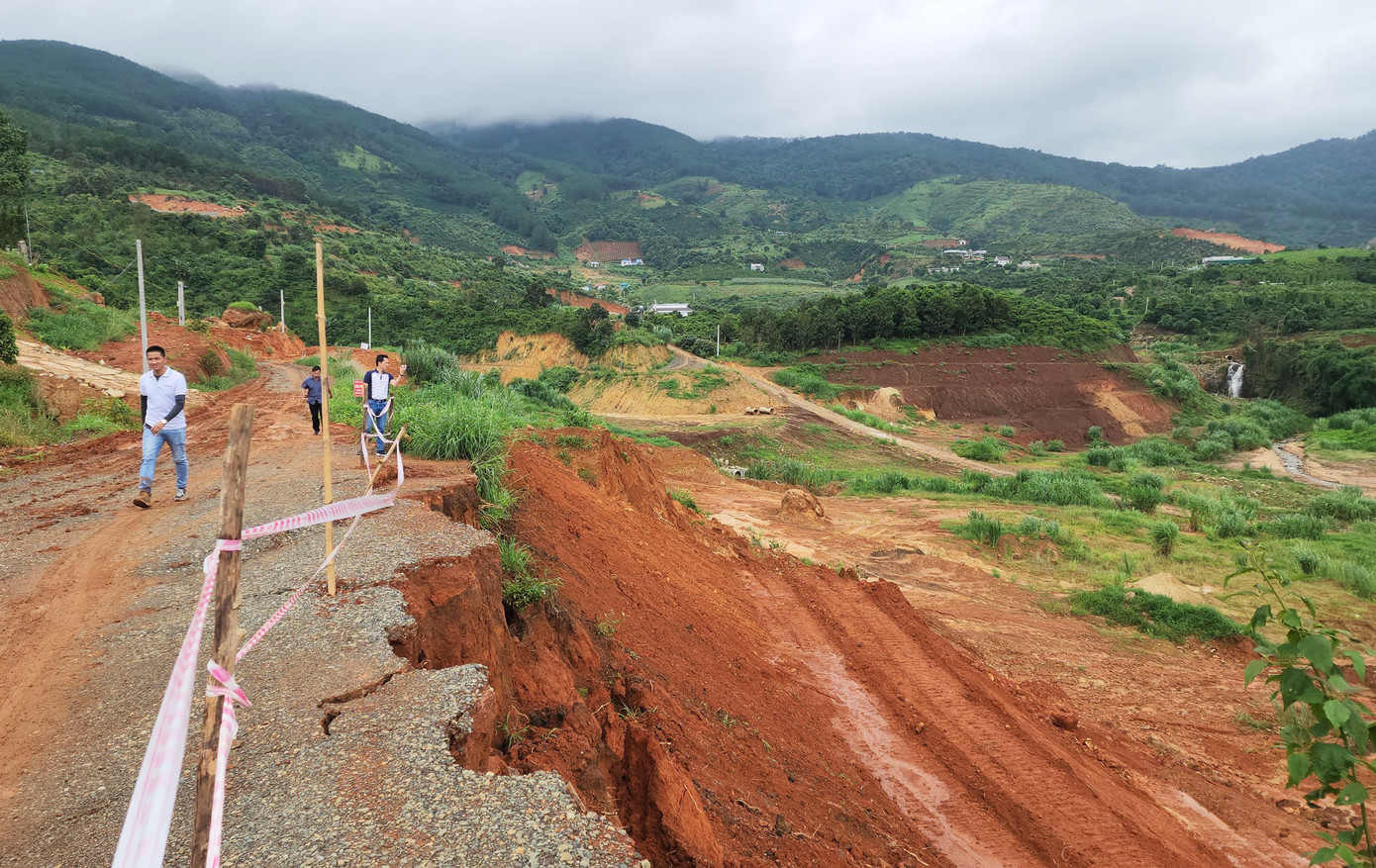 Đường giao thông sụt lở, hư hỏng