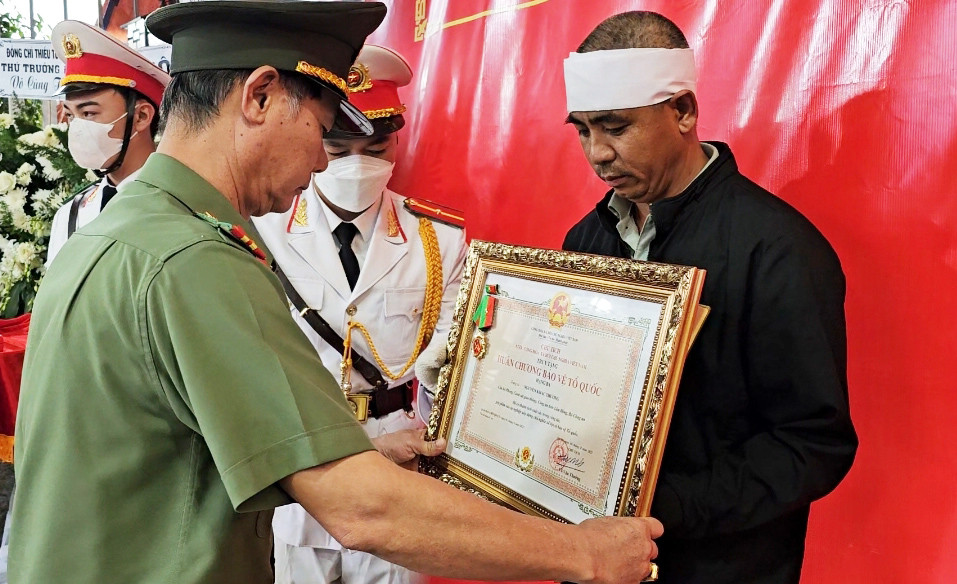 Đại tá Nguyễn Quang Thống trao Huân chương cho gia đình liệt sĩ Nguyễn Khắc Thường Đại tá Nguyễn Quang Thống trao Huân chương cho gia đình liệt sĩ Nguyễn Khắc Thường