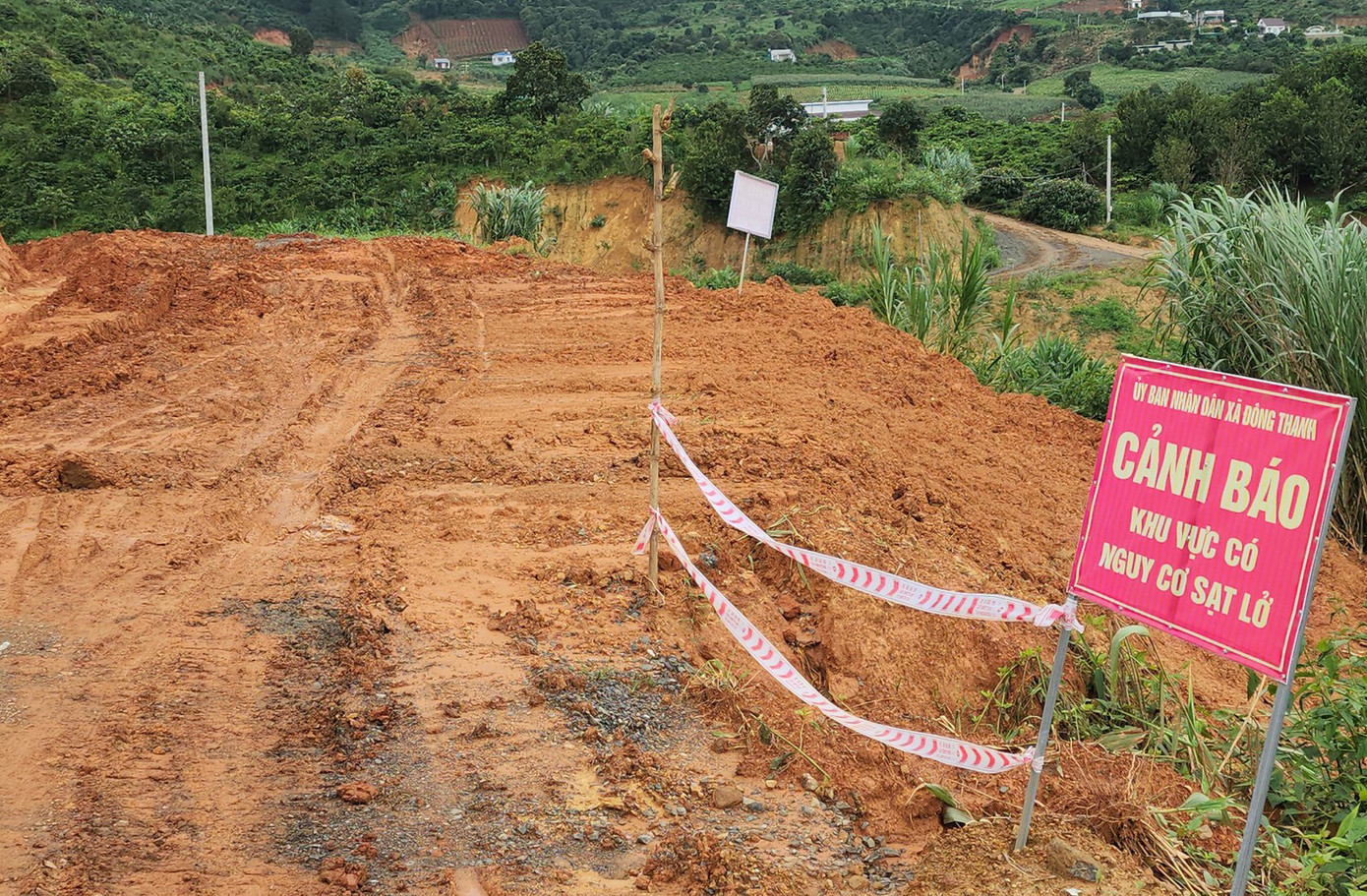 Cơ quan chức năng cắm biển cảnh báo ở khu vực bị sụt lún, sạt lở đất