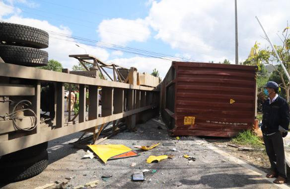 Xe đầu kéo bị lật gây tai nạn