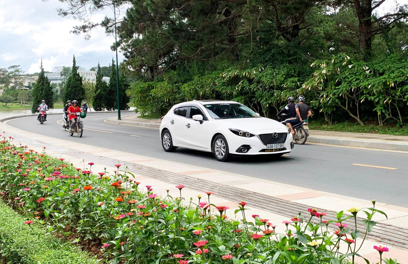 Tạm ngưng hoạt động đi bộ thể dục bên hồ Xuân Hương Tạm ngưng hoạt động đi bộ thể dục bên hồ Xuân Hương