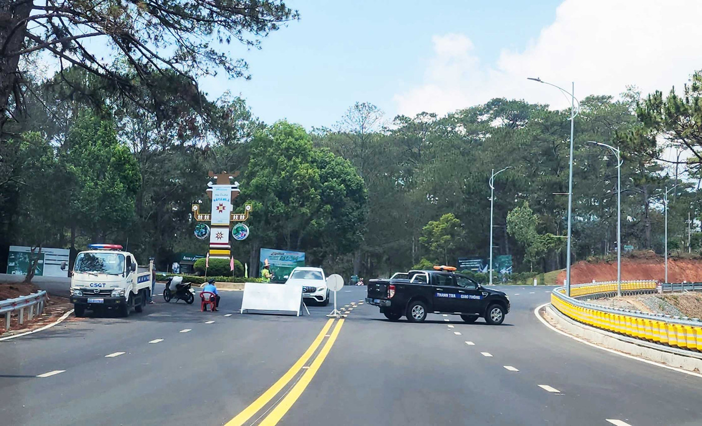 Lập chốt để ngăn không cho xe cộ lưu thông trên đèo Prenn trong thời gian cưa cây thông