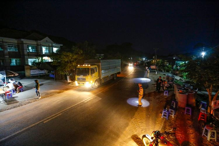 Lực lượng chức năng kiểm tra xe chở hàng hóa qua địa bàn huyện Đơn Dương 24/24 giờ